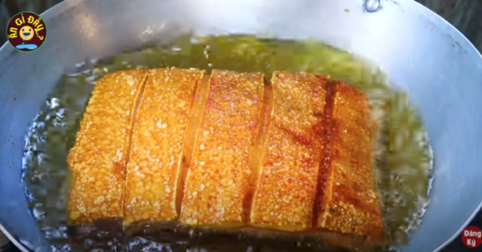 Muốn thịt heo quay giòn bì thơm ngon và không có mùi lạ thì nên chần trước thịt heo qua nước sôi cùng gừng, rượu