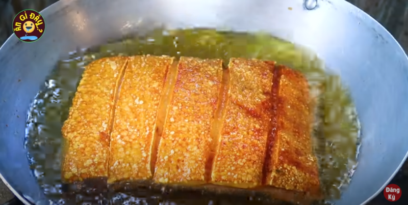 Muốn thịt heo quay giòn bì thơm ngon và không có mùi lạ thì nên chần trước thịt heo qua nước sôi cùng gừng, rượu