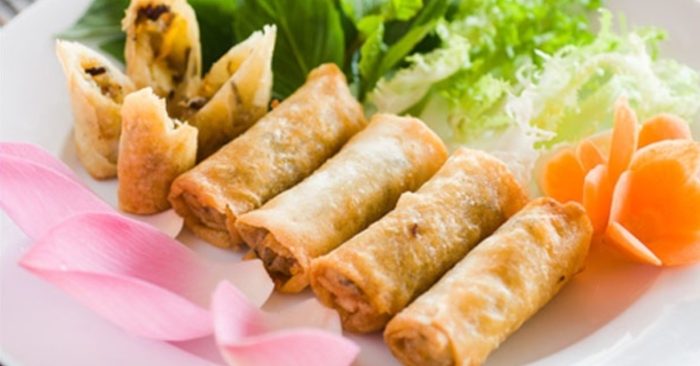 Chả nem chay thường nhỏ và sắc nét. Có thể là ngọt hoặc mặn; sau này thường được chuẩn bị với các loại rau. Phiên bản này hoàn toàn được bọc trước khi được chiên hoặc chiên. Chả giò chiên lớn hơn và ngon hơn.