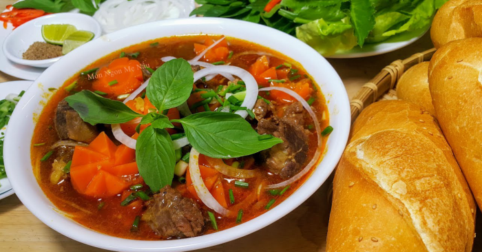 món bò kho ăn kèm bánh mì trong tiết trời se lạnh thật hấp dẫn