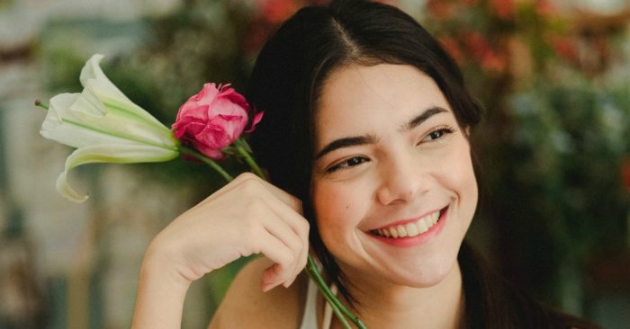 Nụ cười làm rạng rỡ gương mặt như những đóa hoa.