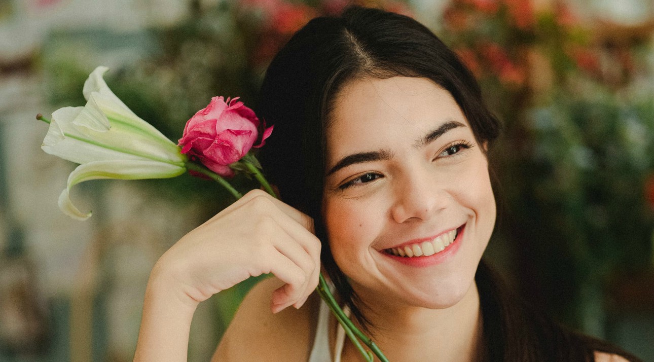 Nụ cười làm rạng rỡ gương mặt như những đóa hoa.