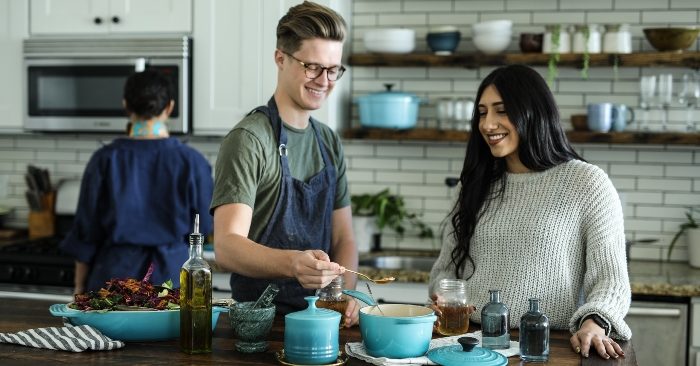 Vợ chồng cùng nhau vào bếp hôn nhân luôn hạnh phúc