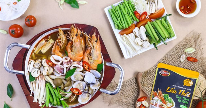 Lẩu Thái về cơ bản là một món ăn nóng, thực khách nhúng thịt, hải sản, mì và rau (hợp vị là rau rút) vào nồi nước dùng nấu ăn tại bàn và nhúng nó một hỗn hợp trước khi ăn. Hương vị chủ đạo của lẩu Thái là chua và cay.