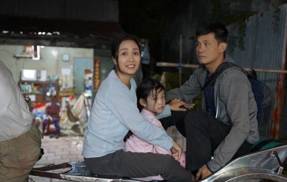 "Đua xe" trên xích lô cùng bố mẹ