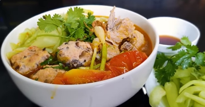 Cách nấu bún sườn dọc mùng thơm ngon hấp dẫn