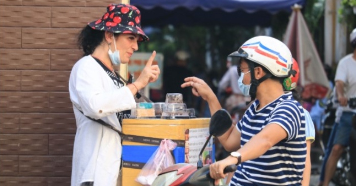 Chị tây bán bánh kem ở sài gòn bị tiểu thương góp ý giá bánh quá đắt
