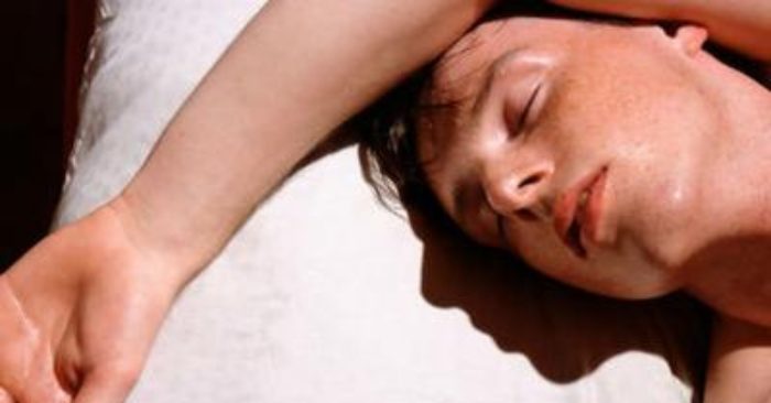 Đổ mồ hôi trộm là tình trạng thường gặp ở trẻ nhỏ, nhưng nhiều người lớn cũng mắc phải. Điều này không chỉ ảnh hưởng đến cuộc sống; mà nó còn là dấu hiệu cảnh báo tiềm ẩn nhiều căn bệnh cần được phát hiện và điều trị sớm