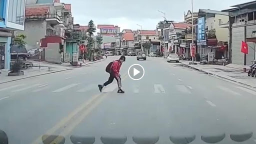 Khoảnh khắc đẹp của nữ sinh khi được nhường đường khiến tài xế ‘‘ấm lòng’’