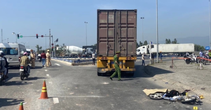 Người phụ nữ tử vong thương tâm dưới gầm container khi đi khám bệnh