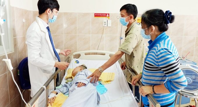 Bệnh nhân qua cơn nguy kịch sau phẫu thuật, tiếp tục điều trị. Ảnh do bệnh viện cung cấp.