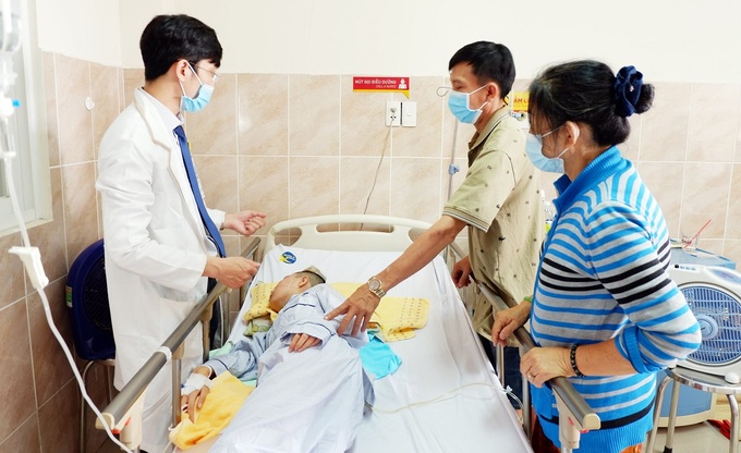 Bệnh nhân qua cơn nguy kịch sau phẫu thuật, tiếp tục điều trị. Ảnh do bệnh viện cung cấp.