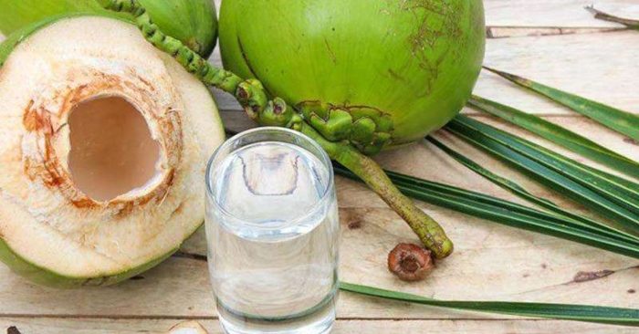 Nước dừa là chất lỏng trong suốt, vị thơm ngon, được chứa đựng bên trong quả dừa non (hay còn gọi là dừa xanh). Đây là loại nước giải khát chứa ít calo, chất béo nhưng lại rất giàu khoáng chất và vitamin, cùng các chất dinh dưỡng như: Axit lauric, sắt, clorua, kali, natri, magiê, canxi và phốt pho