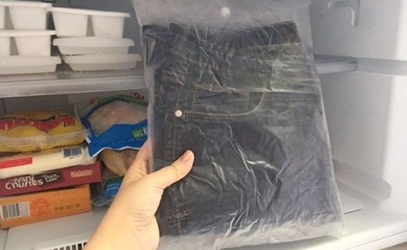 Quần jeans khi mới mua về thường được để vào ngăn đá tủ lạnh