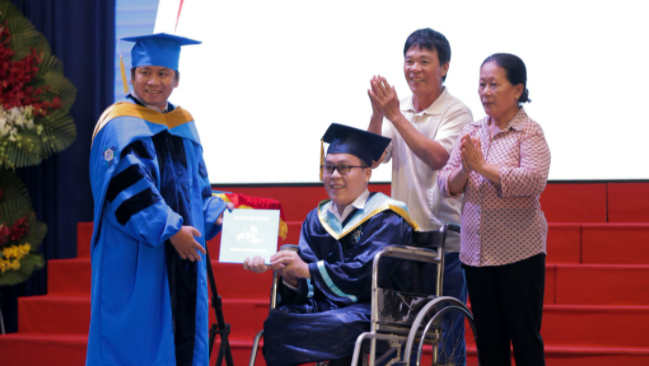 Tân kỹ sư Trường ĐH Bách khoa TP.HCM nhận bằng trên xe lăn