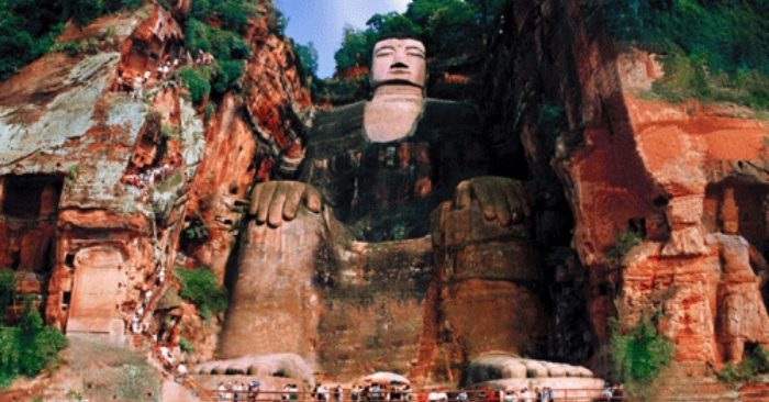 Tượng Lạc Sơn Đại Phật thần thánh toả ánh hào quang khắp núi Lăng Vân