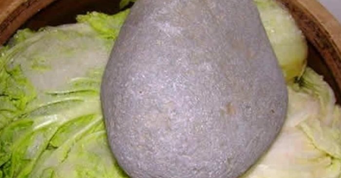 Cả gia đình ngỡ ngàng chứng kiến điều kỳ diệu khi trượt tay làm rơi hòn đá muối dưa 20kg