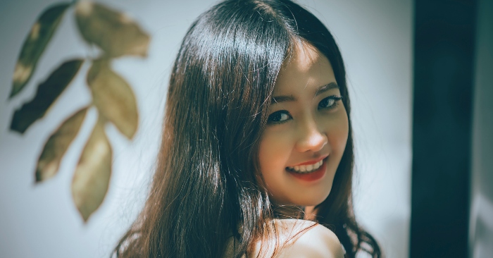 Thời tiết nắng nóng gây ra tình trạng tóc dầu và bết dính; khi này sẽ khiến cho mái tóc của bạn mất đi vẻ bồng bềnh quyến rũ. Mách bạn cách khắc phục tóc bết dầu hiệu quả từ những nguyên liệu vô cùng đơn giản tại nhà