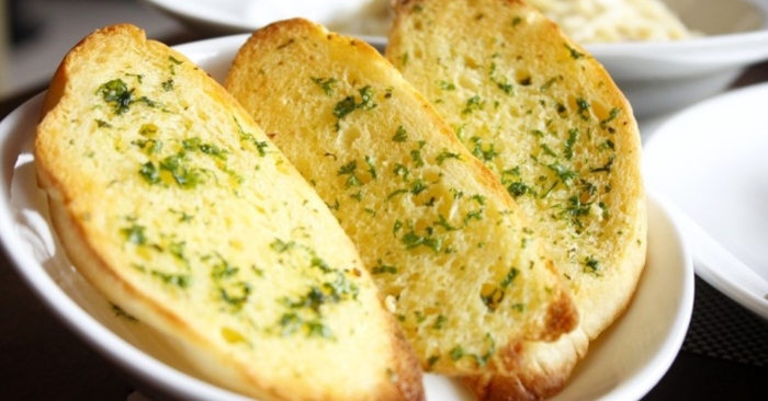 Cách làm bánh mì bơ tỏi ngon như tiệm..