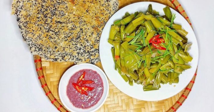 Cách muối dưa môn dân giã miền Trung giã
