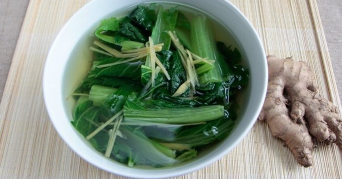 Cách nấu canh cải bẹ xanh với gừng ấm bụng mùa đông