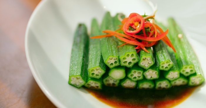 Đậu bắp chứa rất nhiều chất dinh dưỡng như chất xơ, vitamin A, vitamin C, acid folic, kali, mangan…. Đây là loại thực phẩm được mệnh danh là “thần dược” cho sức khỏe sinh lý nam giới. Ngoài ra, nó còn có tác dụng ngừa ung thư, hỗ trợ trị bệnh tiểu đường, làm đẹp da; và còn rất nhiều công dụng tuyệt vời khác