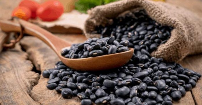 Đậu đen (đỗ đen) là loại ngũ cốc dưỡng chất, rất có lợi cho sức khỏe, đặc biệt tốt cho làn da và vóc dáng của phái đẹp.