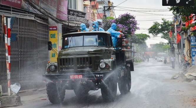 xe phun khử khuẩn ở xã Tô Hiệu, huyện Thường Tín, sáng 8/5