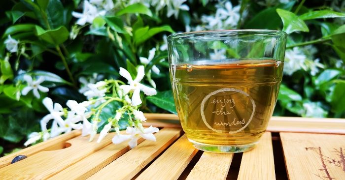 Trà xanh có rất nhiều công dụng tuyệt vời đối với sức khỏe, như: ngừa ung thư, ngăn ngừa đột quỵ, giúp giảm cân, làm đẹp da… Mặc dù có nhiều lợi ích đối với sức khỏe, nhưng trong một số trường hợp cần hạn chế hoặc không nên sử dụng trà xanh