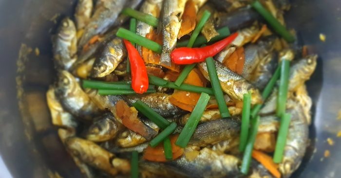 Cách làm cá linh kho nghệ và nước dừa thơm béo