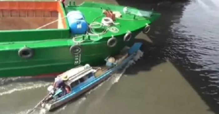 Clip: Giây phút hai vợ chồng chủ ghe bị chiếc sà lan tông trúng, khiến người xem được cũng giật mình, hoảng sợ.