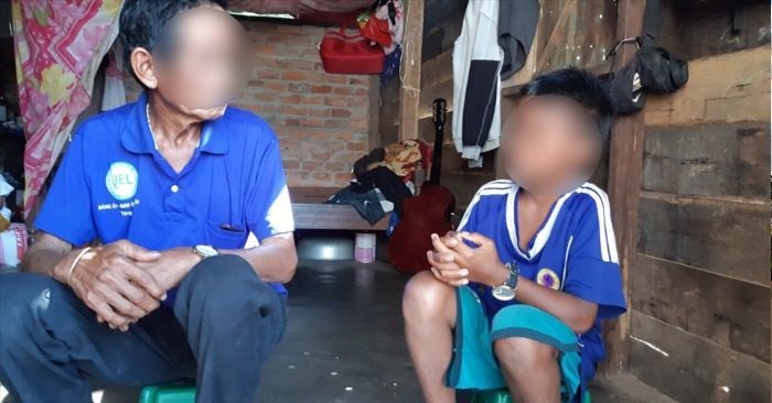 Hai ông cháu Y.L trong căn nhà đang trú ngụ (ảnh chụp màn hình báo Lao Động).