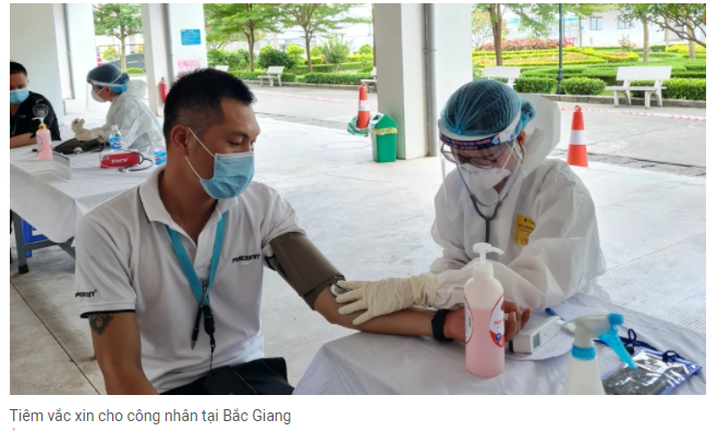 Tiêm vắc xin cho công nhân tại Bắc Giang