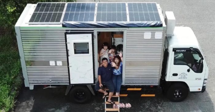 Người đàn ông chi gần 1 tỷ đồng làm 'nhà di động' đưa cả nhà đi du lịch