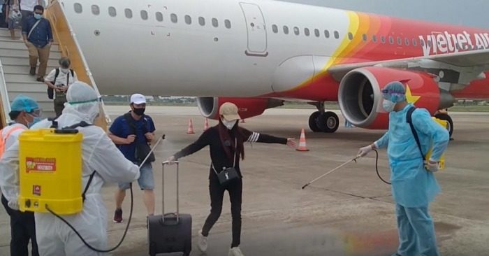 Thuê máy bay đón người từ TP. HCM về các tỉnh thành