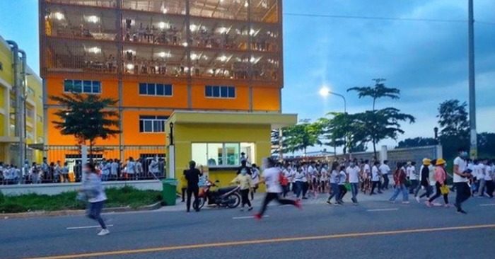 Công nhân công ty TNHH Ampacs International trong Khu công nghiệp Bàu Bàng xô cổng bỏ chạy chiều 10/7