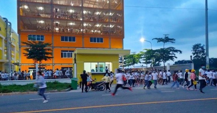 Công nhân công ty TNHH Ampacs International trong Khu công nghiệp Bàu Bàng xô cổng bỏ chạy chiều 10/7